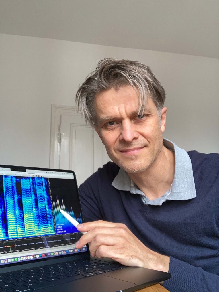 Computergestützte Stimmdiagnostik: Analyse von Stimmqualität, Tonhöhe und Klangspektrum zur gezielten logopädischen Stimmtherapie.